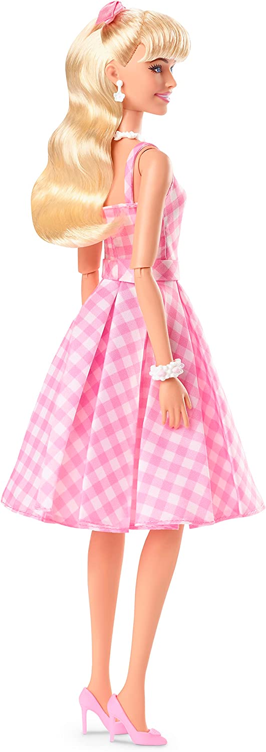 Кукла Barbie The Movie Doll Margot Robbie in Pink Gingham Dress (HPJ96) —  купить с доставкой из США и Европы | Brandly